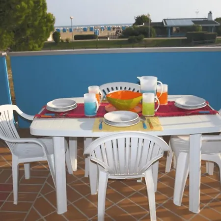 Διαμέρισμα Beachfront Colourful Flat With Swimming Pool