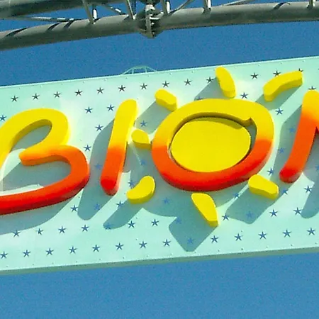 アパート Beachfront Colourful Flat With Swimming Pool ビビオーネ