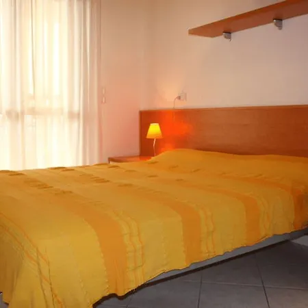 Beachfront Colourful Flat With Swimming Pool ビビオーネ