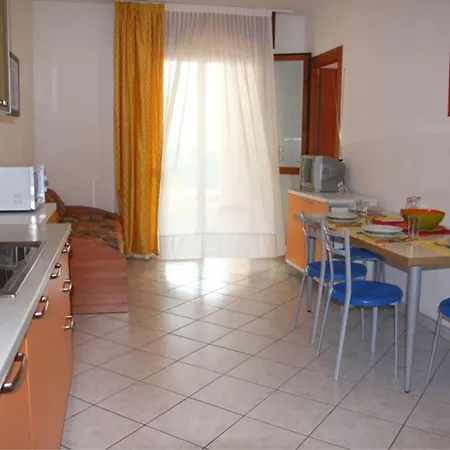 Beachfront Colourful Flat With Swimming Pool * Μπιμπιόνε