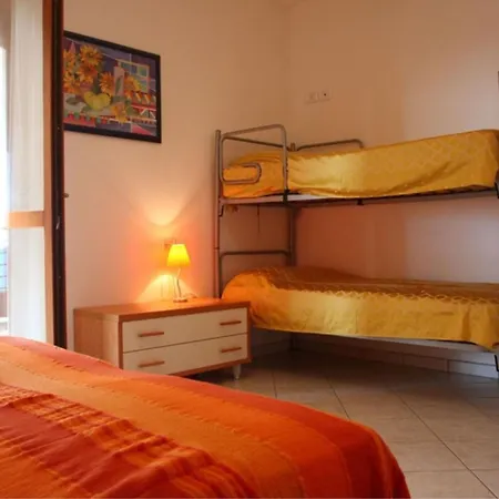 Διαμέρισμα Beachfront Colourful Flat With Swimming Pool Μπιμπιόνε