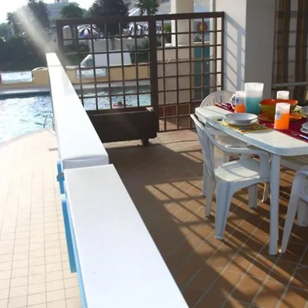 Beachfront Colourful Flat With Swimming Pool Διαμέρισμα *