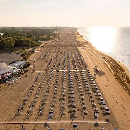 Beachfront Colourful Flat With Swimming Pool Bibione