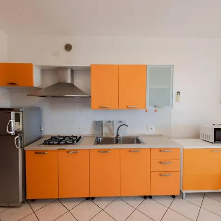 Beachfront Colourful Flat With Swimming Pool ビビオーネ