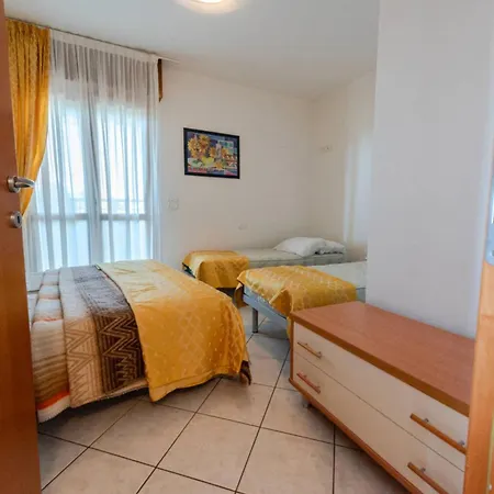 Beachfront Colourful Flat With Swimming Pool Appartement *