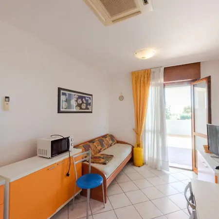 Appartement Beachfront Colourful Flat With Swimming Pool Bibione