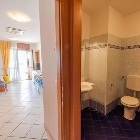 Appartement Beachfront Colourful Flat With Swimming Pool *