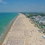 Beachfront Colourful Flat With Swimming Pool ביביונה