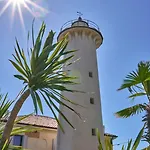 דירה Beachfront Colourful Flat With Swimming Pool ביביונה