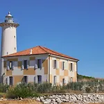 דירה Beachfront Colourful Flat With Swimming Pool ביביונה