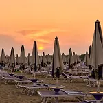 Beachfront Colourful Flat With Swimming Pool * ביביונה