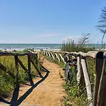 Beachfront Colourful Flat With Swimming Pool דירה
