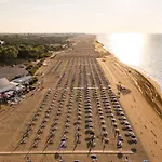 דירה Beachfront Colourful Flat With Swimming Pool