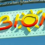 דירה Beachfront Colourful Flat With Swimming Pool ביביונה
