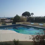דירה Beachfront Colourful Flat With Swimming Pool