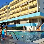 Beachfront Colourful Flat With Swimming Pool דירה ביביונה