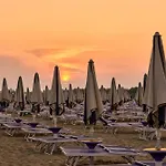 דירה Beachfront Colourful Flat With Swimming Pool ביביונה
