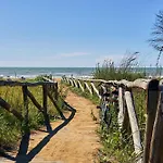 Beachfront Colourful Flat With Swimming Pool ביביונה
