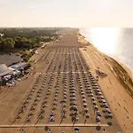 Beachfront Colourful Flat With Swimming Pool ביביונה