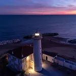 Beachfront Colourful Flat With Swimming Pool דירה ביביונה