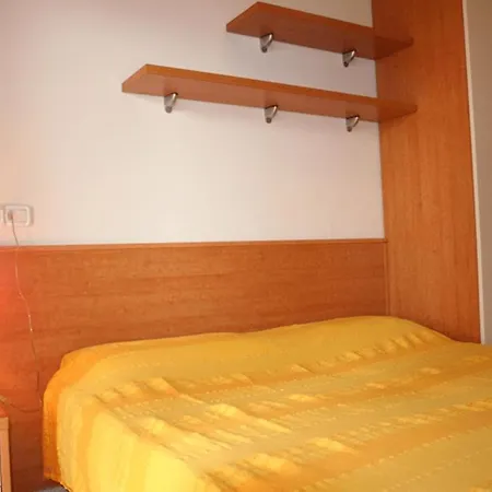Beachfront Colourful Flat With Swimming Pool Apartmán