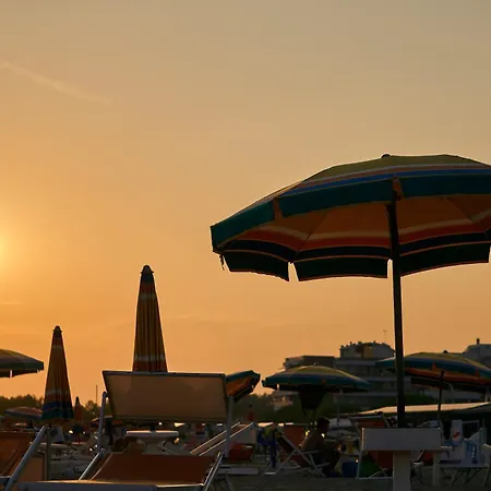 Beachfront Colourful Flat With Swimming Pool Apartmán *