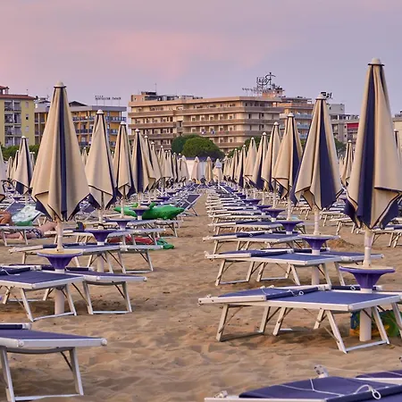 Beachfront Colourful Flat With Swimming Pool Apartmán