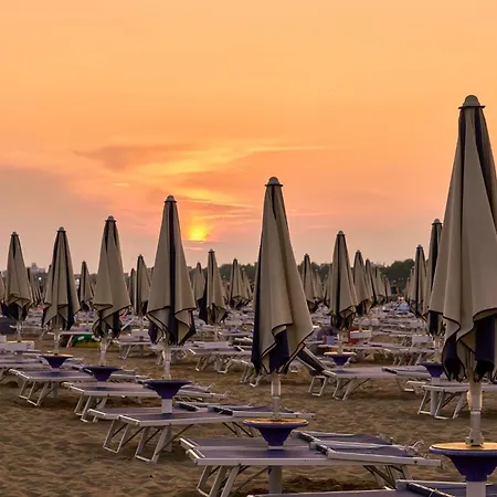 Lejlighed Beachfront Colourful Flat With Swimming Pool Bibione