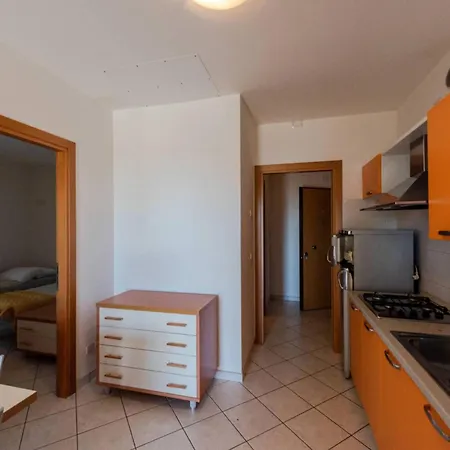 Beachfront Colourful Flat With Swimming Pool Lejlighed *
